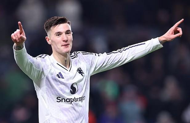 半岛体育官方网站-费迪南德：卡里克会让谢什科受益，他理解前锋真正需要什么