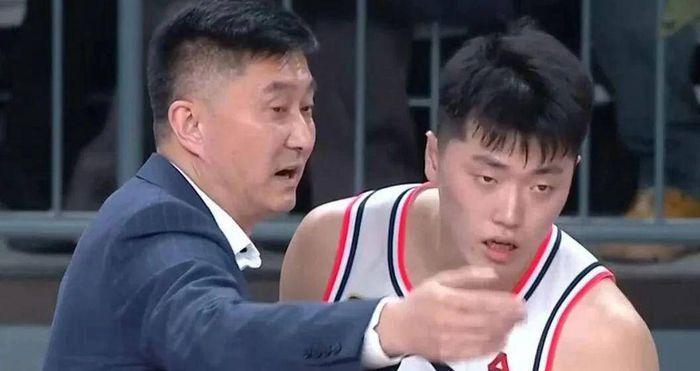 半岛体育官方网站-如此主力前锋？21分钟仅4分1板+罚球7中2，球迷：你是职业球员？